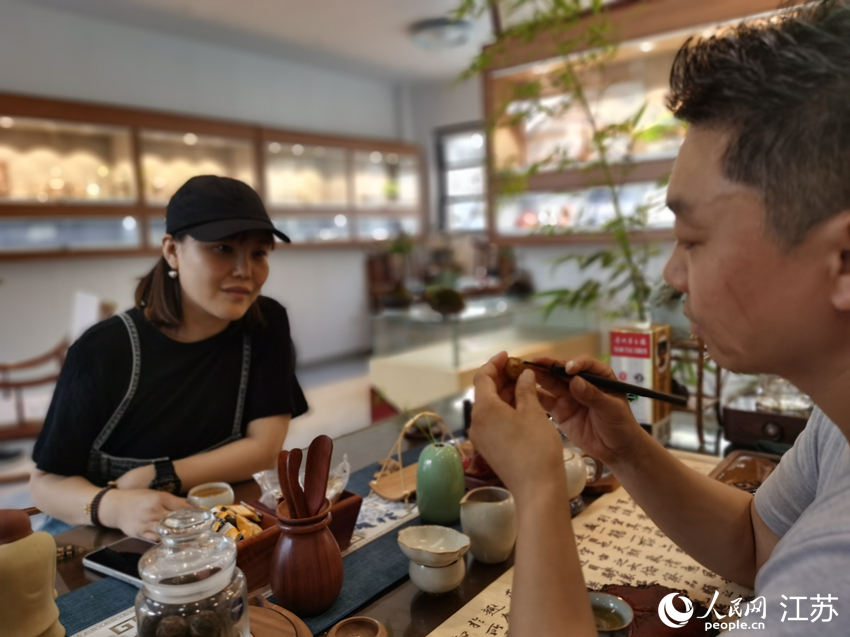 核雕傳人劉中華正在創作。人民網記者 王繼亮攝