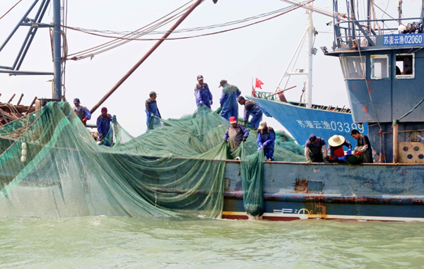 灌云渔民正在海上捕捞作业。灌云宣传部供图