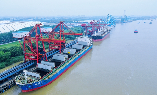 图为电煤运输船舶停靠扬州港。扬州海事局供图