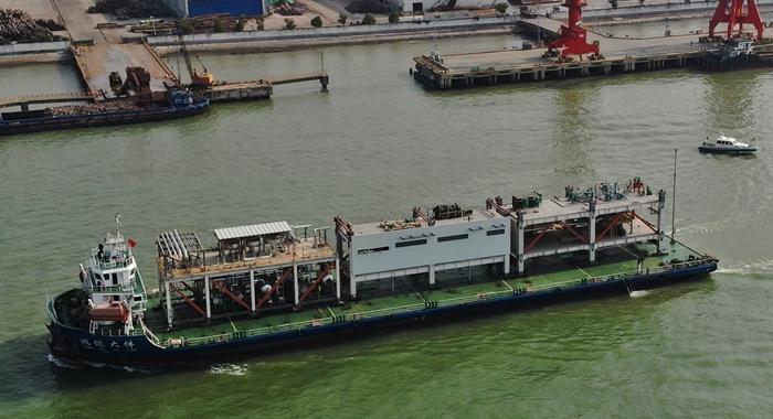 英威达聚合物三期扩建项目大型工业模块在离港运输中。张家港海事局供图