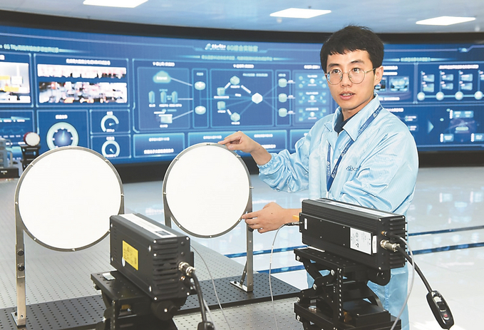 在紫金山6G综合实验室，技术人员介绍光载太赫兹通信系统架构。江宁区委宣传部供图
