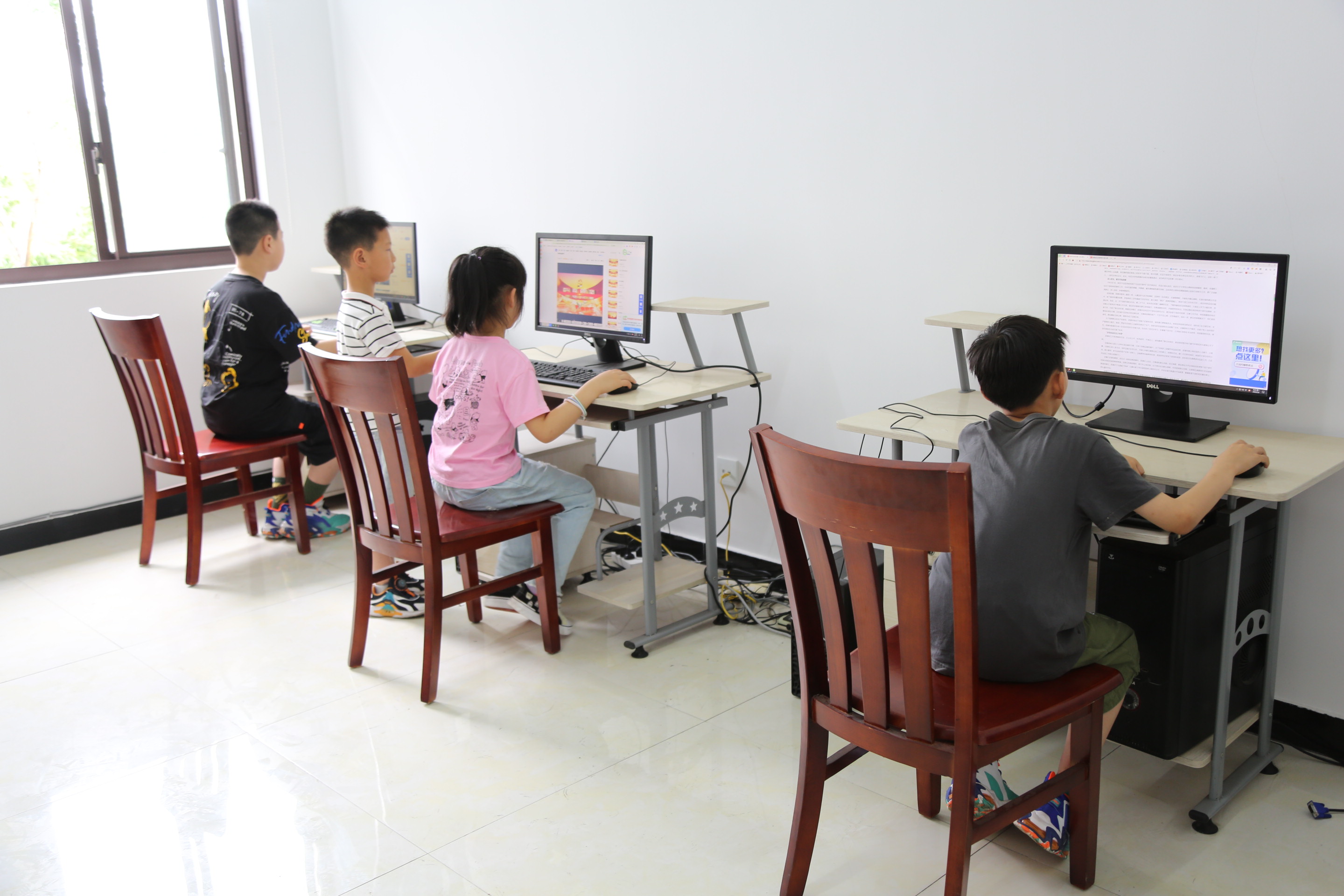 南通啟東市匯龍鎮圩南村學生在村裡的活動室上網學習。陳宇攝