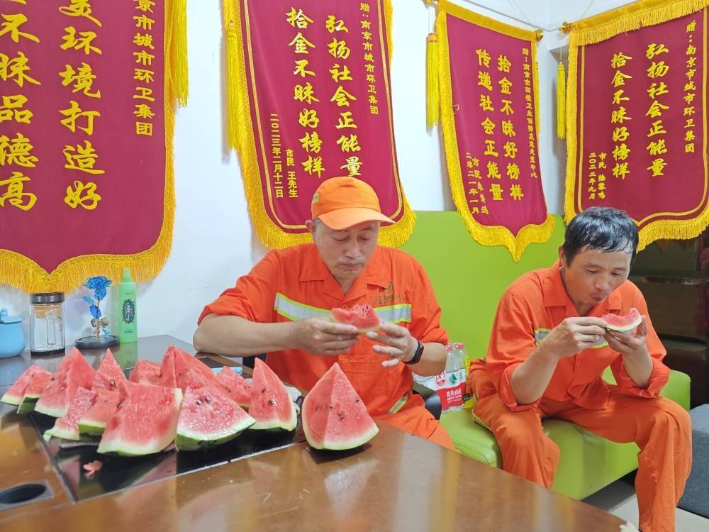 环卫工人在位于安国村的一环卫驿站消暑纳凉。南京城管供图