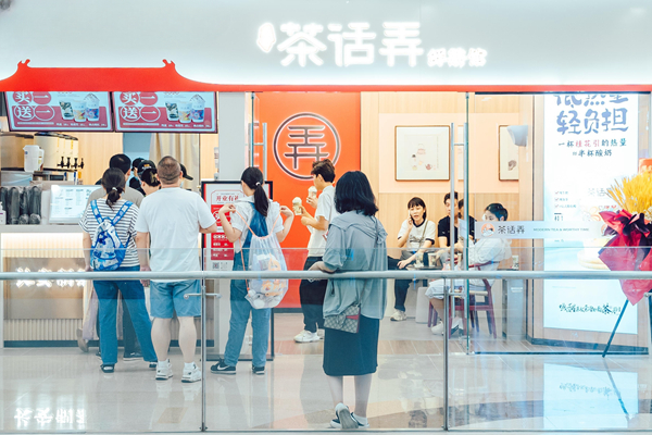 位于建邺万达的区域首店吸引了不少顾客。受访者供图