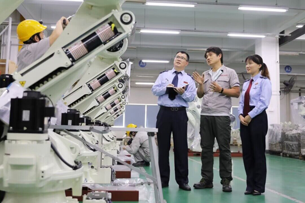 税务干部走进企业一线,现场解答税收优惠政策问题。江苏税务供图