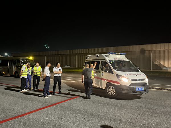 機場救護車輛趕赴無錫市人民醫院。揚泰機場供圖