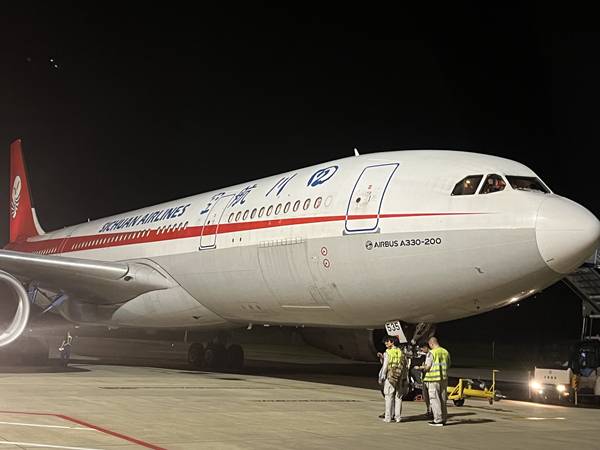 20時32分，航班3U8985緊急備降揚泰機場。揚泰機場供圖