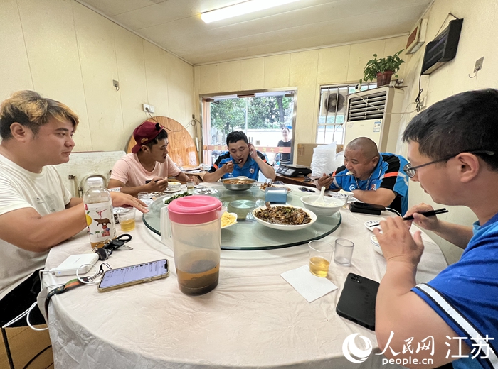 冯南京在“小蜂食堂”就餐。人民网记者 马晓波摄