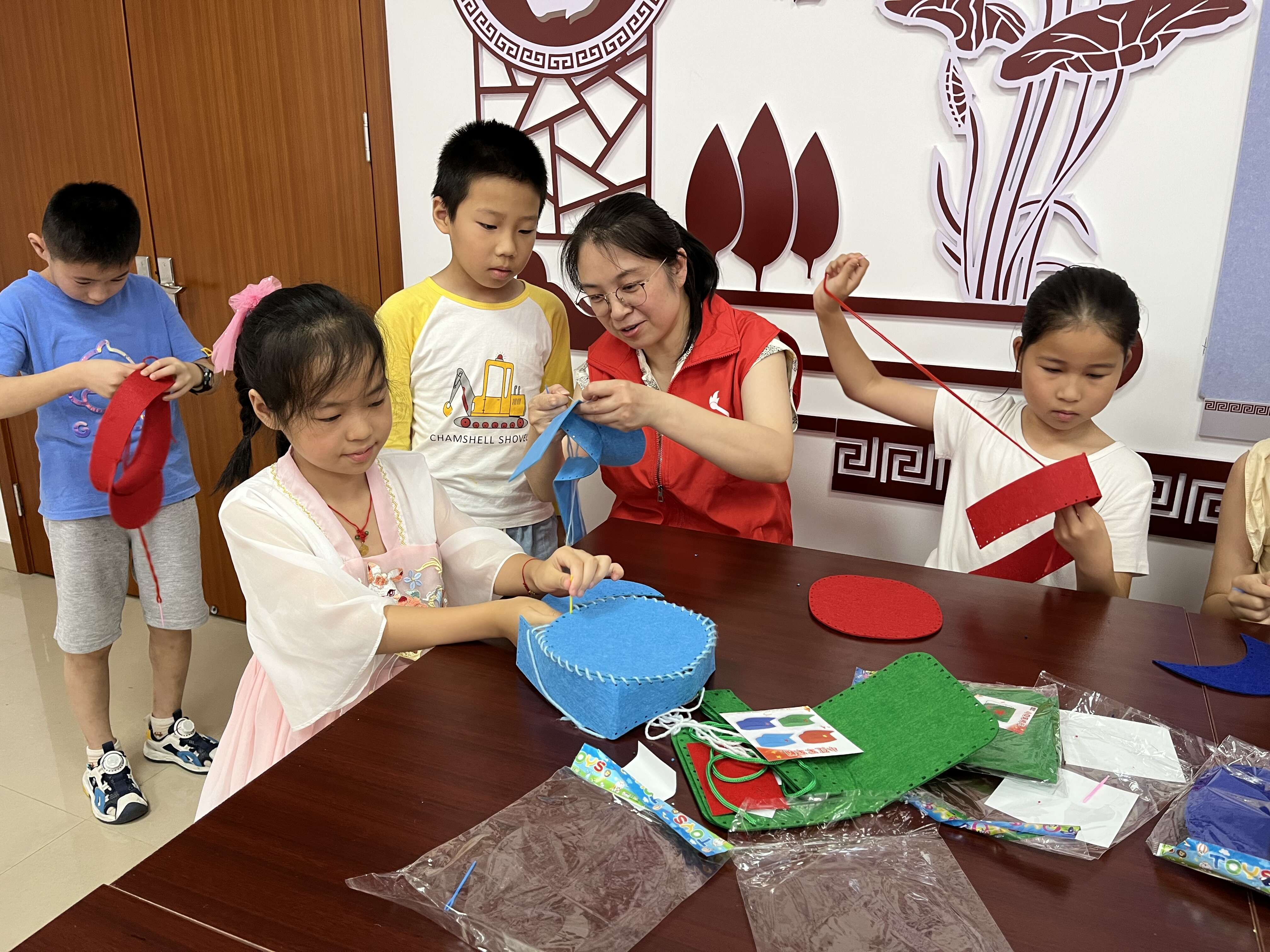 孩子們在志願者的指導下開展手工活動。橫涇村供圖
