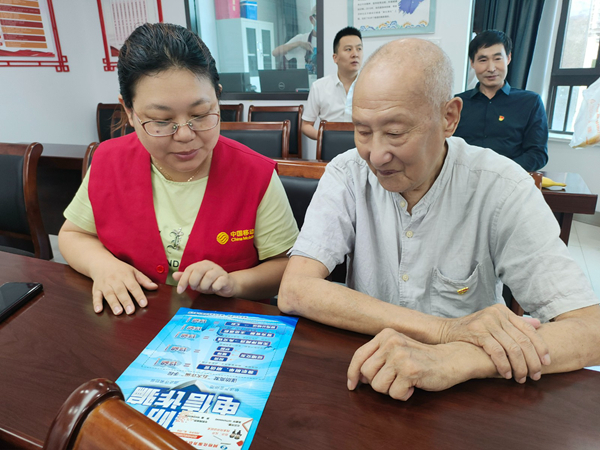 在南通海安黎明社区，移动志愿者面向老年群体开展反诈宣传。江苏移动供图