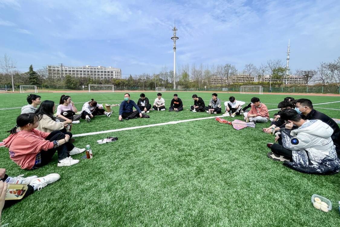 学生们在一站式社区参加活动。南京交院供图