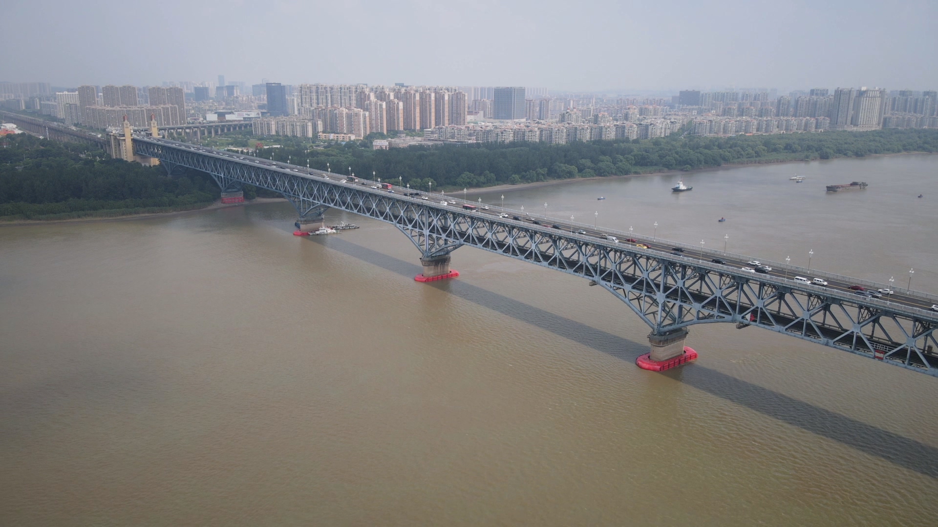 完成防撞设施安装的南京长江大桥。南京海事局供图