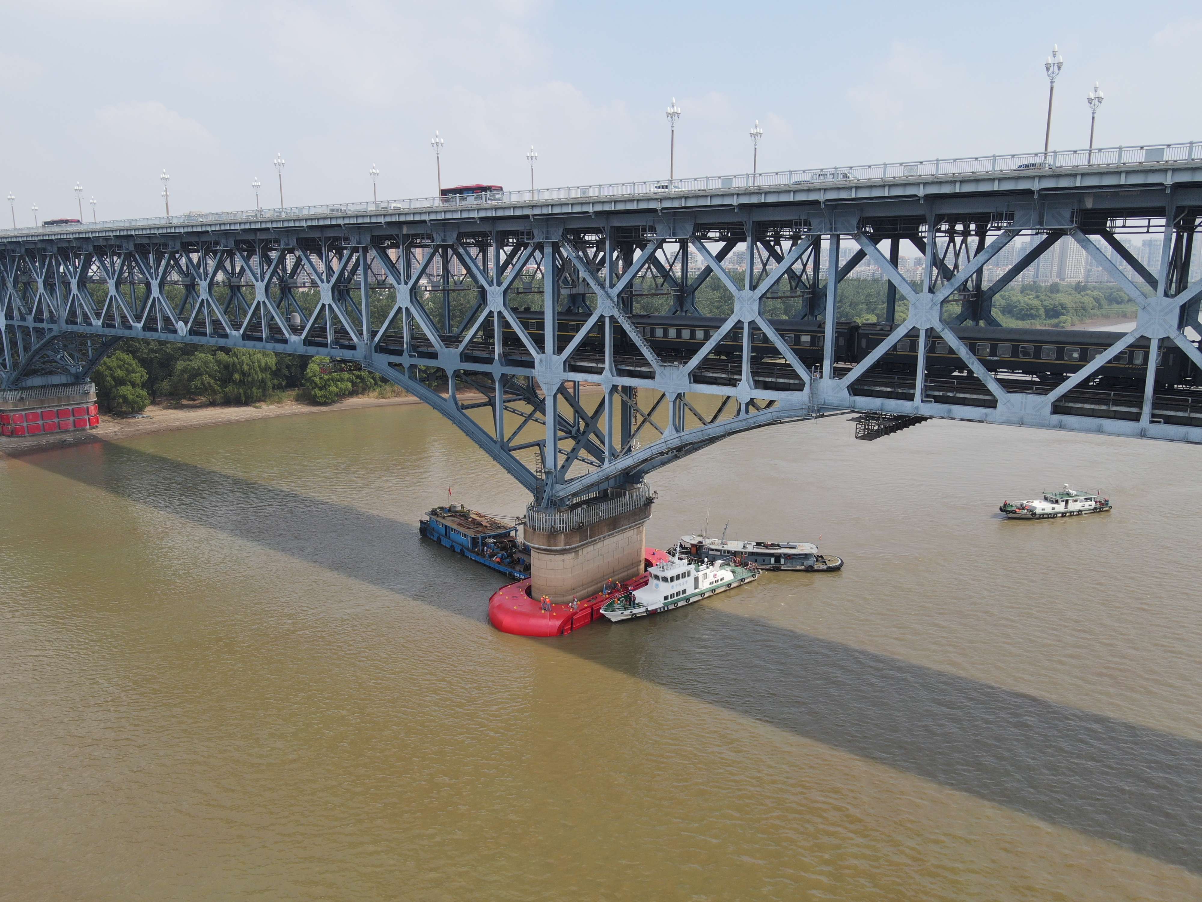 南京长江大桥3号桥墩防撞设施安装施工现场。南京海事局供图