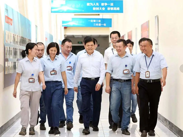亨通集團董事局主席、黨委書記崔根良帶領職工參觀亨通黨建文化中心。亨通集團供圖