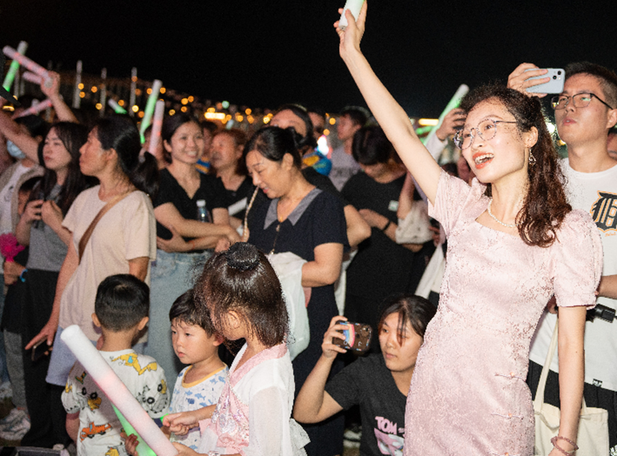 場邊聚滿了熱情的觀眾。鹽南高新區供圖