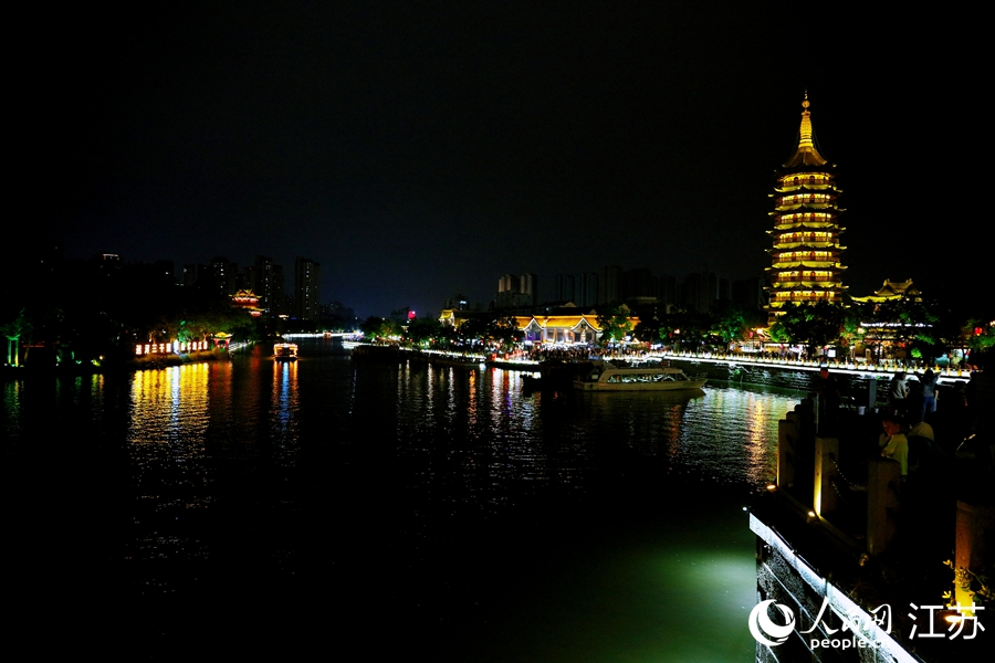 里运河夜景。人民网 余乐摄