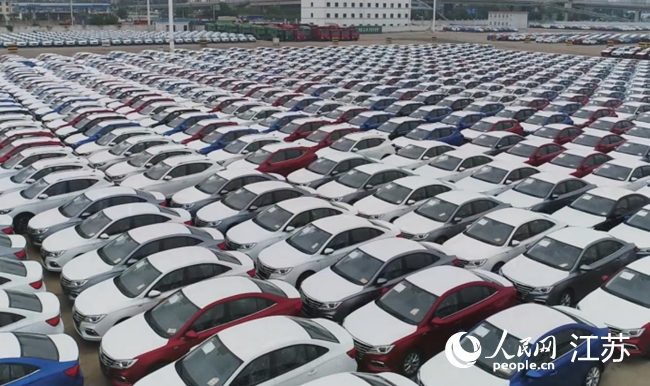 連雲港港准備出口的中國汽車。人民網 范堯攝