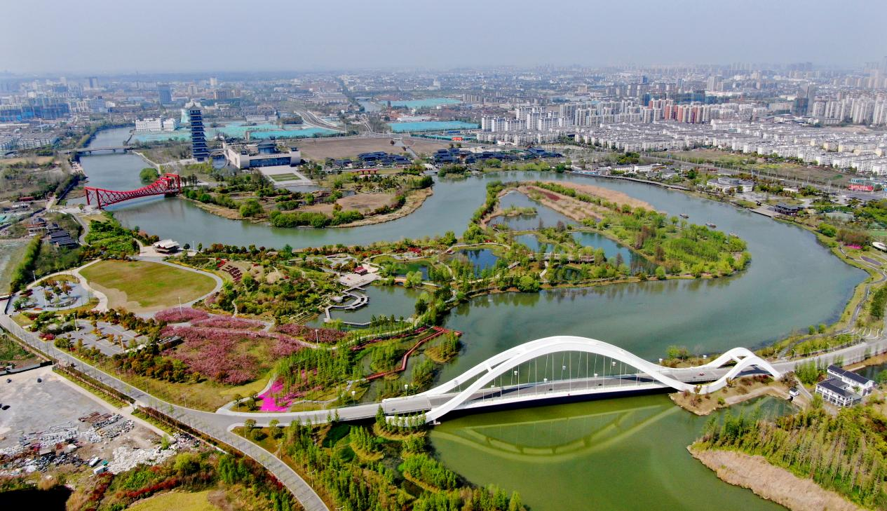 扬州三湾历经生态修复，如今水清岸绿景美如画。 扬州市委网信办供图