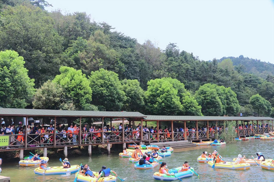 游客在森林世界排隊玩漂流。金壇茅山旅游度假區供圖