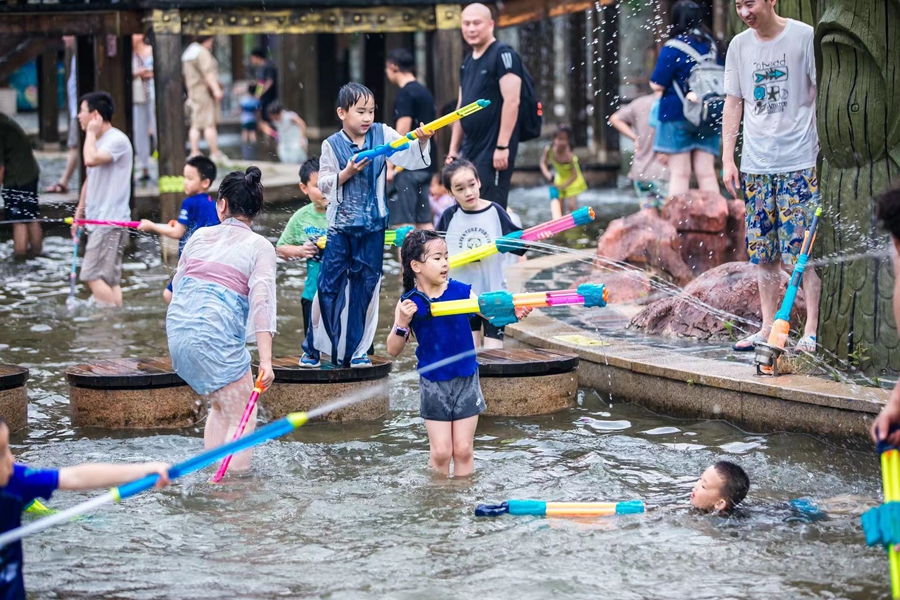 孩子嬉戲玩水。金壇茅山旅游度假區供圖