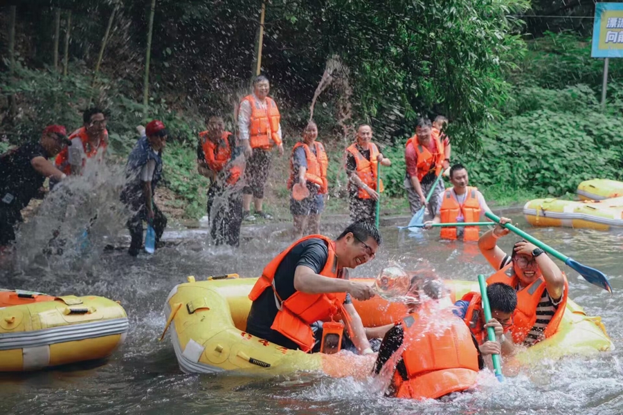 游客正在叢林漂流。金壇茅山旅游度假區供圖