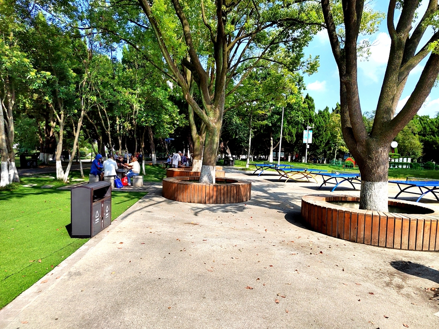 翠湖園開放型公園內，市民正在休閑娛樂。金湖縣委宣傳部供圖