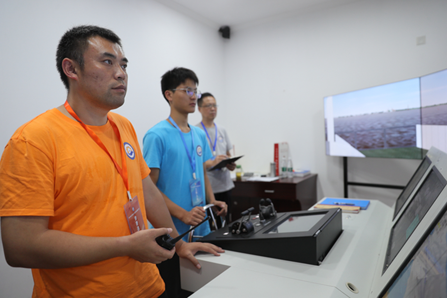 决赛选手进行模拟器操作项目。江苏海事局供图