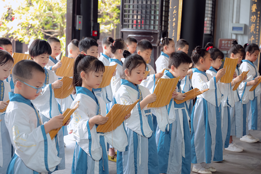 學童們誦讀《泰伯頌》。梅村街道供圖