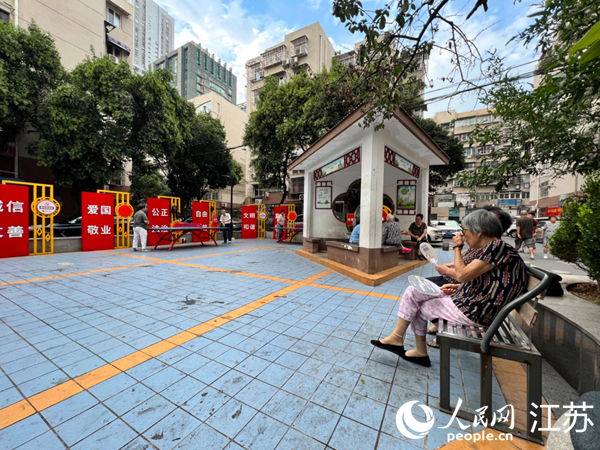 红庙小区内新建的居民休憩区。人民网记者 马晓波摄