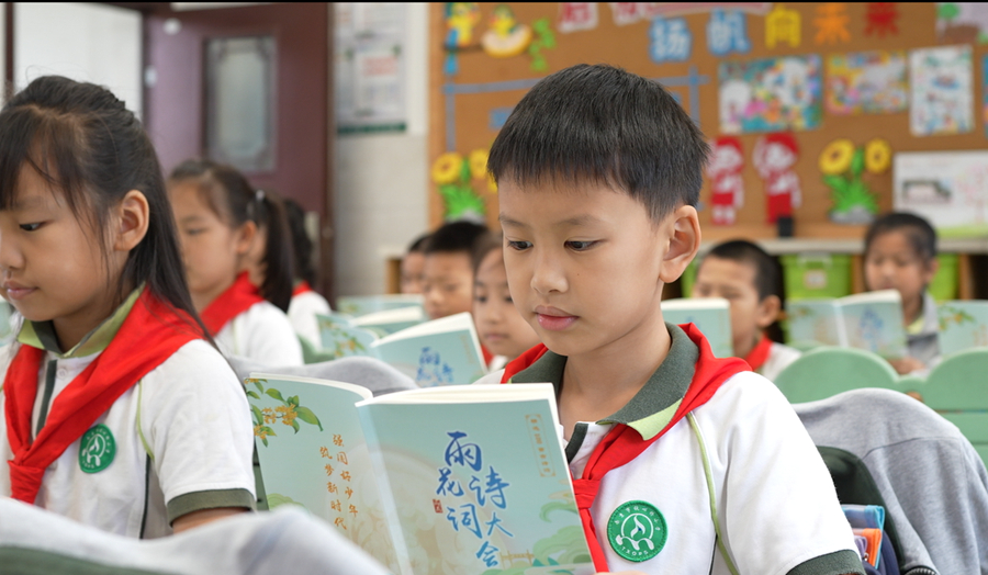 南京市鐵心橋小學學生誦讀詩詞。雨花台區融媒體中心供圖