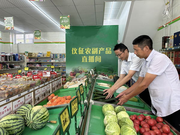 工作人員幫助零售戶上架果蔬產品。遇晧攝