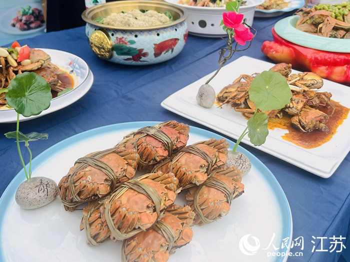 节庆活动上展示的大闸蟹菜品。人民网 王丹丹摄