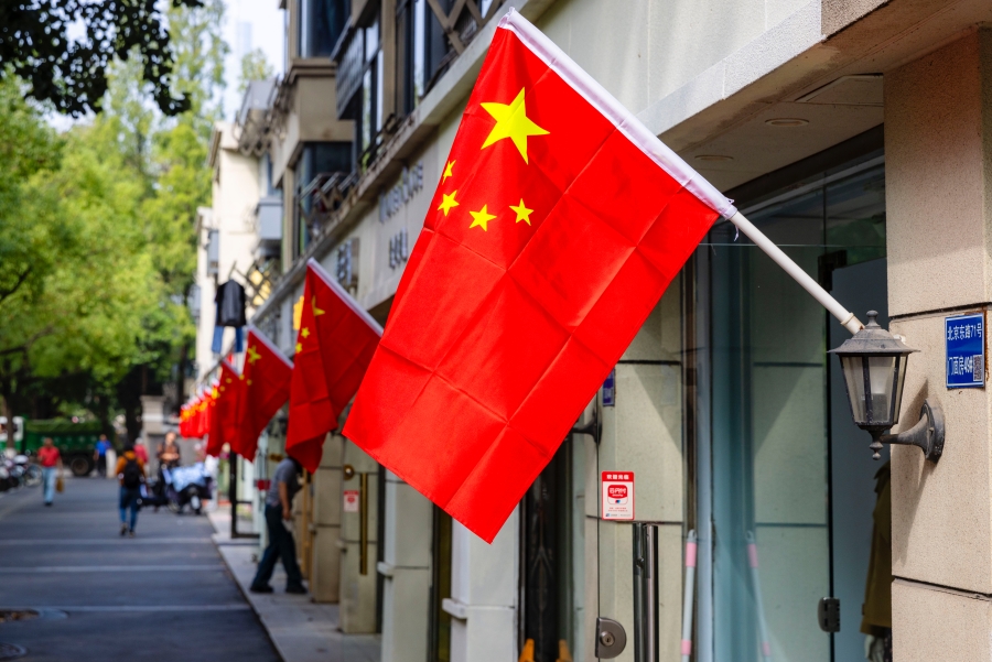漫步街头，随处可见悬挂的国旗。黄欣摄
