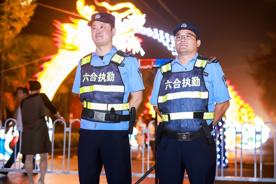 节日期间，守护在六合区大街小巷的执勤人员。崔艳秋摄