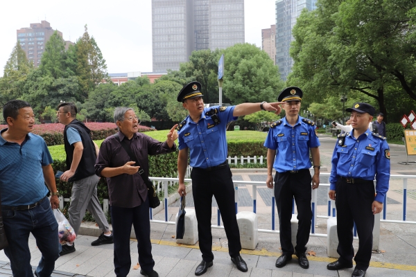 南京市城市管理局执法人员为游客指路。南京城管局供图