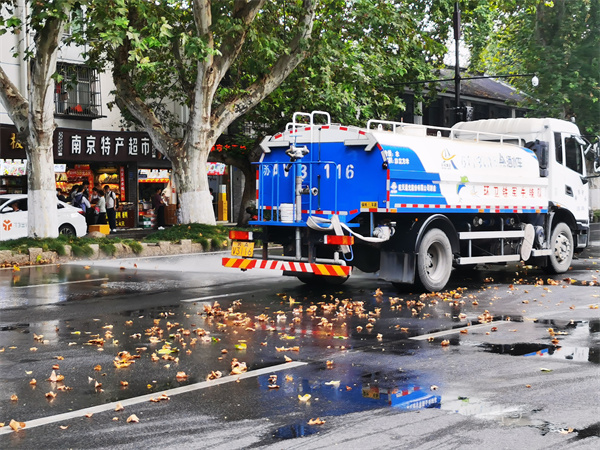 在南京夫子庙附近，一辆环卫车正在清洗路面。南京城管供图