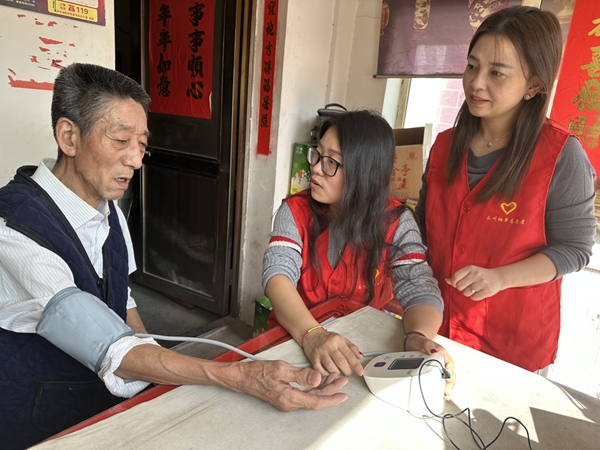志愿者在陪老人聊天包饺子。焦红霞摄