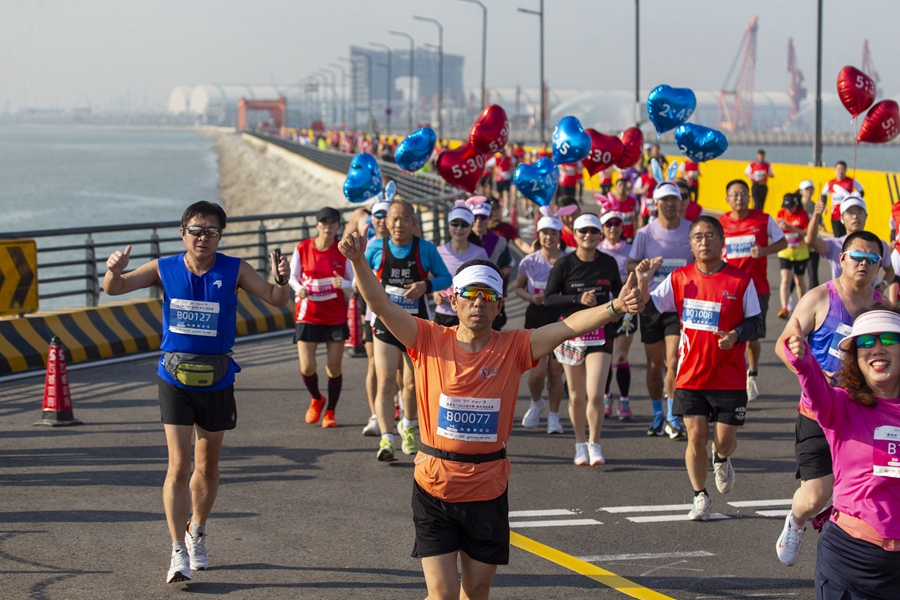 參賽選手在工業園區港區奔跑。徐圩新區管委會供圖