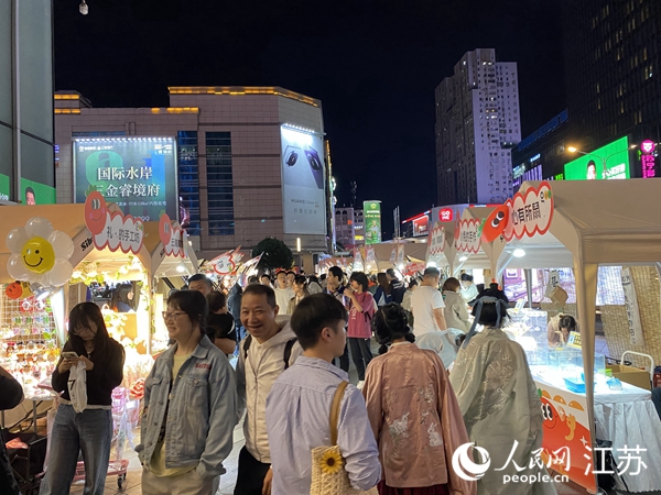 游客在逛南京夜市。人民网 王丹丹摄