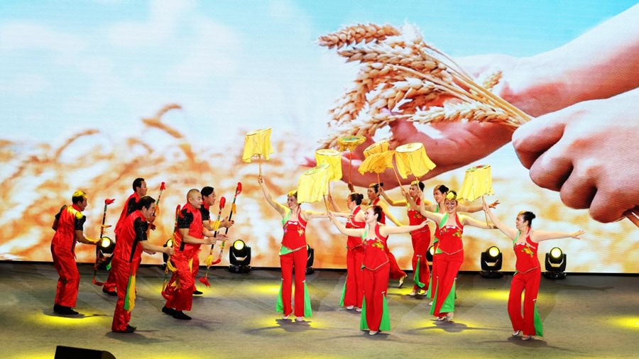 徐州市文化馆舞蹈团表演《激情落子》。泰兴市委宣传部供图