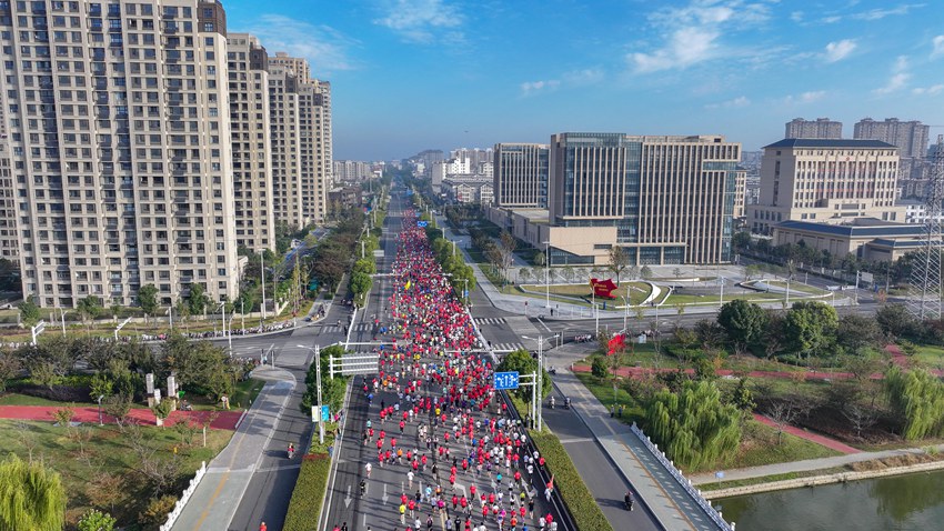 來自全國各地的1.1萬余名跑友參加了半程馬拉鬆、十公裡跑、歡樂跑等項目的比拼。梁德斌攝