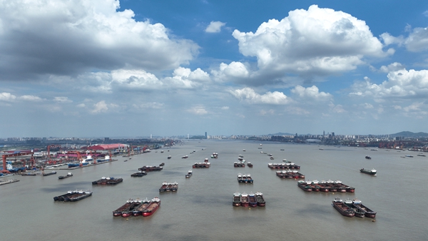 長江江蘇段一錨地停滿錨泊船隻。江陰海事局供圖
