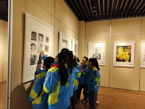 小學生參觀少兒版畫雙年展。東海縣委宣傳部供圖