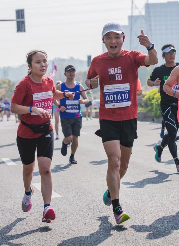 视障陈芊与陪跑志愿者吴军。吴军供图