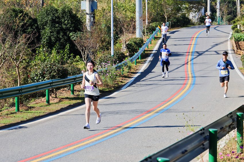 運動員在鄉村彩虹路上奔跑。江寧區委宣傳部供圖