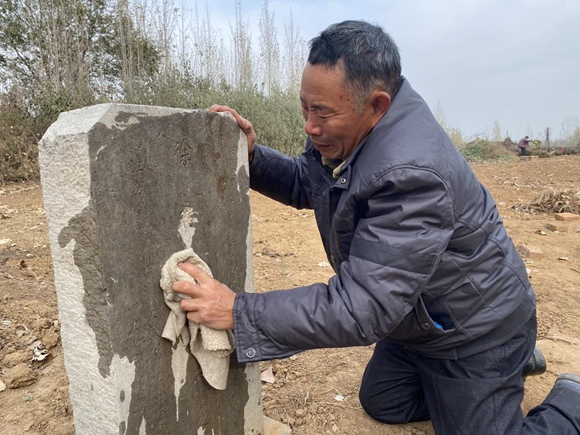 在淄博市周村區南郊鎮某處找到的徐希增烈士墓碑。張南寧攝