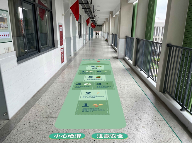 南师大附小铁北新城分校在教室走廊设计的“课间趣味+”。受访者供图