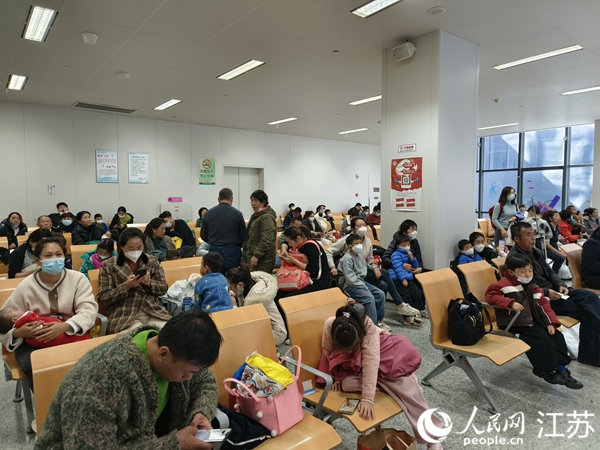 24日上午，在南京兒童醫院河西分院等待輸液的兒童和家長。人民網 張瀚天攝