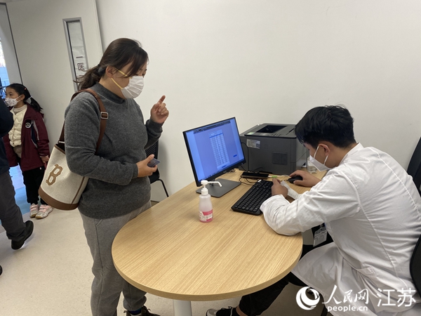 24日上午，江蘇省中醫院紫東院區兒科6號診室內，患者家長正在咨詢“診前化驗”。人民網 楊維瓊攝