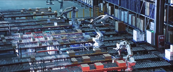 通过移动5G专网，苏州华兴源创工厂内的机械手自动完成上下料操作。江苏移动供图